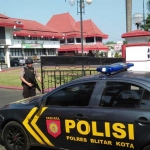Polisi melakukan pengamanan di Balai Kota Blitar.