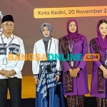 2 Dua Paslon Wali Kota dan Wakil Wali Kota Kediri berfoto bersama usai debat. Foto: MUJI HARJITA/BANGSAONLINE