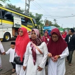 Para peziarah wali limo gratis dari Gus Barra saat akan memasuki busnya masing-masing untuk diberangkatkan.