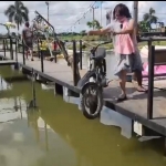 Potongan video seorang ibu menceburkan motor trail ke tambak yang dibuat Desa Pandanan dalam lomba desa digital tingkat nasional yang diadakan Kemendes RI. Foto: Ist.