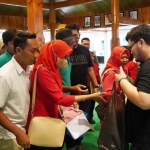 Bupati Kediri Hanindhito Himawan Pramana (kanan) saat membagikan bendera merah putih. Foto: Ist.