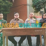 Bupati Kediri saat konferensi pers didampingi jajaran pejabat setempat. Foto: MUJI HARJITA/BANGSAONLINE