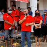 Ketua DPD PDI Perjuangan Jatim, Kusnadi gotong royong bersama kader melakukan pengurukan genangan air di jalan Desa Ketapangtelu, Lamongan. foto: istimewa