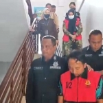 Tangkapan layar video saat dua tersangka digelandang oleh petugas Kejari Pamekasan.