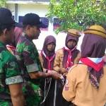 Babinsa Kwanyar latih Pramuka MA Cendana Bangkalan.