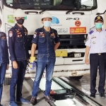 Kepala UPT Kir Dishub Kota Pasuruan Sudjono bersama empat tenaga teknis bersertifikasi usai uji kir sebuah truk kontainer.