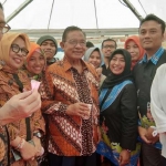 Menteri Koordinator Bidang Perekonomian Republik Indonesia Darmin Nasution didampingi Kepala Disnak Jatim Wemmi Niamawati saat mengunjungi stand Disnak Jatim.