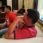 AR dan BM saat berada di Unit I Polres Lamongan.
