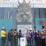 Jajaran Forkopimda Malang Raya bersama-sama menekan tombol sirine sebagai tanda peresmian patung kepala singa Tegar Arema Jawara.