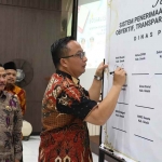 Plt Wabup Gresik, Asluchul Alif tanda tangan kesepakatan larangan pungli SPMB. (Ist)