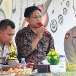 Kasatresnarkoba Polres Mojokerto Kota, AKP Edy Purwo, saat memberi pemaparan kepada warga di Balai Desa Gunungsari, Kecamatan Dawarblandong.