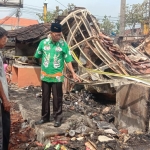 Camat Beji Muhammad Nasir saat meninjau Pasar Gondanglegi usai terbakar.