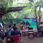 Proses pembongkaran makam sekaligus autopsi terhadap jenazah korban.