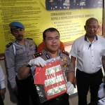 Kapolres Makota AKBP Hoirudin Hasibuan, saat menunjukan barang bukti tembakau Gorilla isi 10 bungkus di Mapolres Makota, Senin (27/11). Foto: IWAN IRAWAN/BANGSAONLINE