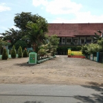 Lahan diduga milik Pemkab Nganjuk yang digunakan sebagai pintu masuk dan dibangun taman oleh Stikes Nganjuk. foto: BAMBANG/ BANGSAONLINE