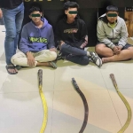 Ketiga remaja dan barang buktinya berupa celurit sepanjang 1 meter.