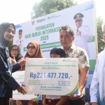 Wali Kota Vinanda Prameswati saat menyerahkan santunan jaminan kematian BPJS Ketenagakerjaan, kepada salah satu ahli waris dari pekerja di Kota Kediri. (Ist)