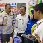 Kasatpol PP Heryana Dodik Murtono dan Kadisperindag Rubi Hartoyo terjun langsung menyampaikan imbauan tentang peredaran alat kontrasepsi ke toko modern.