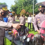 Kapolres Jombang AKBP Agung Setyo Nugroho saat cek kesiapan peralatan. (foto: AAN AMRULLOH/ BANGSAONLINE)