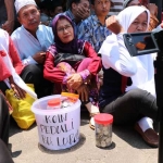 Beberapa peserta demo saat menggelar aksi damai di depan PN Pacitan.