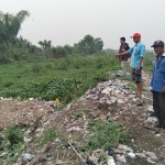 Sungai Wrati kerap menimbulkan bau busuk dampak limbah dari perusahaan.