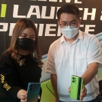 Marketing Director Realme Indonesia, Palson Yi, menunjukkan produk GT NEO 2 saat di Surabaya.