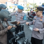 Wakapolres Kediri Kota, Kompol Dodi Pratama, saat memeriksa kelengkapan dokumen para anggota. 