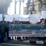 Paguyuban Karyawan PT Bromo Panuluh Steel (BPS) menggelar aksi unjuk rasa di kantor PT PLN (Persero) Kabupaten Sidoarjo, Senin (14/5).