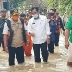 Kepala BPBD Tuban Yudi Irwanto dan Camat Plumpang Saefuddin beserta relawan saat mengecek kondisi banjir.