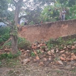 Kondisi tebing yang longsor di Desa Kotah, Kecamatan Jrengik (dok. BPBD Sampang)