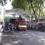 Panitia istighotsah kubro "Save Alun-alun Gresik" saat menyiapkan panggung. foto: SYUHUD/ BANGSAONLINE