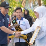 Kepala BNN Provinsi Jatim, Brigjen Pol. Drs. Bambang Priyambadha, S.H., M.Hum memberikan penghargaan kepada Gubernur Jawa Timur, Khofifah Indar Parawansa dan Ketua TP PKK Provinsi Jatim, Arumi Bachsin.