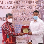 Kepala Kanwil Dirjen Perbendaharaan Provinsi Jawa Timur, Taukhid, saat menyerahkan plakat kepada Wali Kota Kediri, Abdullah Abu Bakar. Foto: Ist