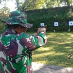 Anggota Kodim 0826/Pamekasan saat melaksanakan latihan bersama menembak senjata ringan (pistol).