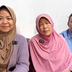 Desymbria Huri Addini (32), warga Desa Purworejo, Kecamatan Ngunut, Tulungagung, bersama orang tuanya.