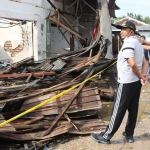 Bupati Sumenep, Achmad Fauzi, saat meninjau lokasi kebakaran di Pasar Lenteng.