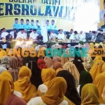 Gubernur Khofifah bersama para pengurus DPD Golkar Jatim dan Gresik serta ribuan masyarakat di Kota Pudak saat mengikuti giat bersholawat. Foto: SYUHUD/BANGSAONLINE