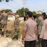 Petugas mencopot spanduk dan poster provokatif di sekitar lokasi pembangunan kilang minyak.