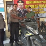 Kapolsek Taman AKP Himawan menyerahkan motor kepada pemilik usai dicocokan nomer mesin, nomer rangka dengan surat-suratnya.