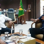 Wali Kota Kediri Abdullah Abu Bakar saat berbincang dengan Ketua Panitia DBL Indonesia Rahmad Kartolo, Jumat (3/12) kemarin. (Foto: Ist.)