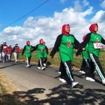 Kontingen regu emak-emak 04 saat melintasi rute persawahan.