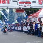 Para pembalap memacu motornya begitu bendera start dikibarkan.