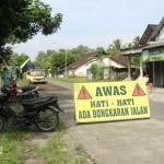Perbaikan Jalan di desa Bangsri Kecamatan Nglegok. foto: TRI SUSANTO/ BANGSAONLINE