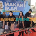 Bupati Kediri, Hanindhito Himawan Pramana, bersama Ketua Tim Penggerak PKK Kabupaten Kediri, Eriani Annisa Hanindhito, dan anggota Forkopimda Kabupaten Kediri saat ikut membakar sate lele. Foto: MUJI HARJITA/BANGSAONLINE