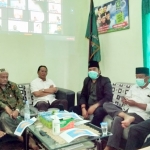 Para pengurus DPC PKB Bangkalan saat mengikuti video teleconference dengan Ketua DPW PKB Jatim di Posko PKB Tanggap Covid-19, Sabtu (28/3).