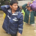 Plt Bupati Trenggalek Moh. Nur Arifin saat mendistribusikan makanan untuk warga yang terdampak banjir di Kelurahan Kelutan.
