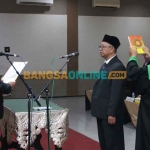 Plt Bupati Nganjuk, Marhaen Djumadi, saat melantik M Yasin menjadi kepala inspektorat daerah setempat, sekaligus melepas jabatan sebelumnya sebagai sekretaris daerah. Foto: BAMBANG DWI JULIANTO/BANGSAONLINE