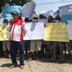 Sejumlah massa aksi saat demo di KPKNL Jember.