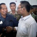 Menaker M Hanif Dhakiri ditemui Wakil Ketua Komisi C DPRD Ponorogo Edy Iswahyudi SE (kiri), bersama Sekertaris Disosnakertrans Ponorogo  Ir Wahyu P MM usai menyerahkan bantuan. foto: nur prihantoro/BANGSAONLINE