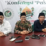 Abdussalam Sochib (tengah), Ketua Panitia Pelaksana Hari Santri Nasional (HSN) 2019 Jawa Timur memberikan keterangan pers di kantor PWNU Jatim. foto: DIDI ROSADI/ BANGSAONLINE